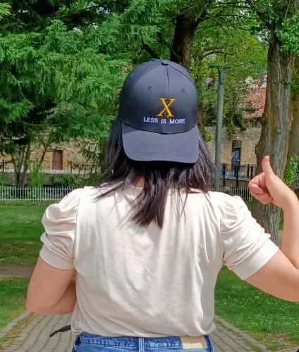 Gorra Less is more - Black